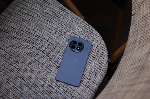 炒股配资平台知识 2025公认“最好用”的4款手机, 几乎“零差评”, 512G低价高配